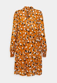 Oranssi kukallinen mekko, jossa on musta-valkoinen kuviointiyhdistelmä, pitkät hihat, pleatattu helma ja napitettava kaulus takana.