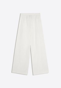 Pantalon blanc à jambes larges avec taille élastique, devant plat et ourlets droits, présenté sur un fond clair uni.