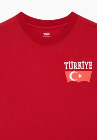 Levi's® FOOTBALL FAN TEE UNISEX - Marškinėliai su spaudiniu - jester red