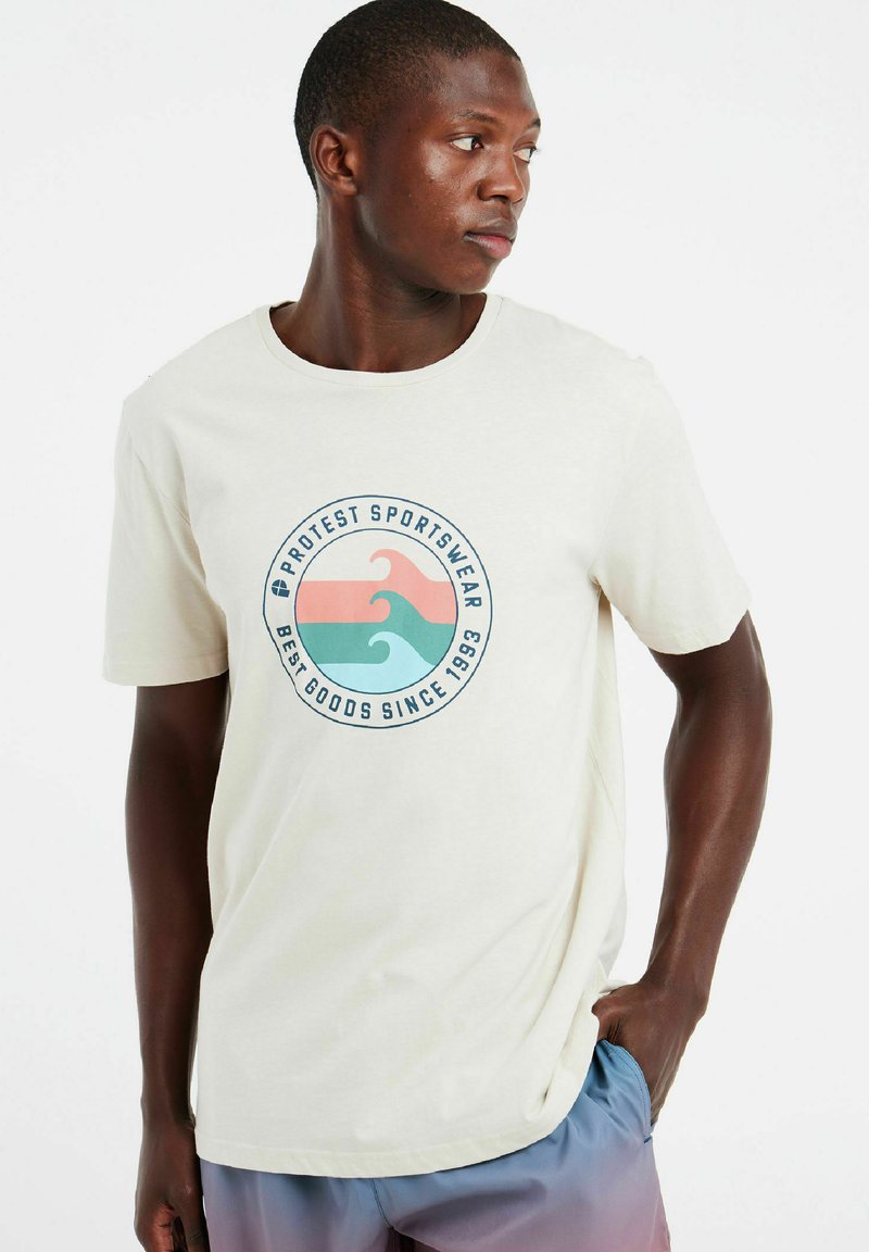 Kreminės spalvos medvilninis marškinėliai su apvaliu logotipu, kuriame yra pūkuotų bangų rožinės ir teal spalvų, tekstas "Protest Sportswear", trumpomis rankovėmis, apvaliu iškirpimu.
