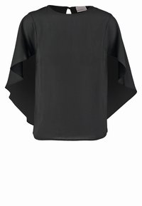 Sort bluse med gennemskinnelige, kappe-lignende ærmer, rund halsudskæring og nøglehulslukning i ryggen. Glat stof med en flydende drapering.