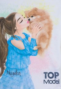 Blusa blu con volant indossata da un personaggio che bacia un morbido Pomerania color sabbia. Sullo sfondo ci sono spruzzi pastello; include il testo "Hayden" e "TOP Model".