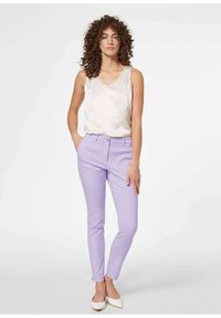 Lichtpaarse gemusterde broek in combinatie met een crèmekleurige tanktop. De broek heeft een getailleerd ontwerp en een knoopsluiting. De mannequin staat tegen een neutrale achtergrond.