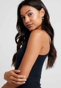 Hanro SEAMLESS SPAGHETTI TOP - Maglietta intima - black