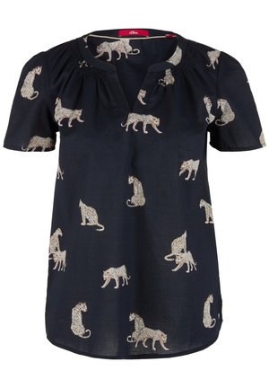 Marineblå bluse med korte ærmer, samlet halsudskæring og leopardmønster i forskellige positurer på stoffet.