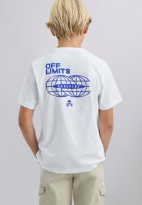 Weißes Baumwoll-T-Shirt mit blauer Aufschrift "OFF LIMITS" und "SCALPERS" sowie einem Globus-Design auf der Rückseite, kurzen Ärmeln und einem lässigen Schnitt.