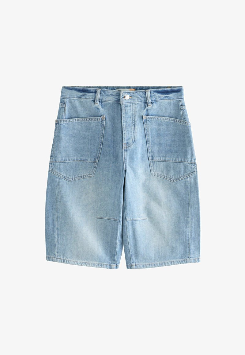 Shorts en denim bleu clair avec de grandes poches plaquées à l'avant, passants pour ceinture et fermeture par bouton.