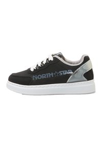 Sneaker nera con lacci bianchi, caratterizzata da un logo azzurro sul lato, dettagli grigi e una suola spessa bianca. Parte superiore in tessuto liscio.