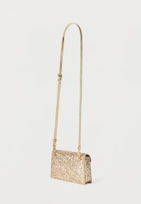Τσάντα χειρός με χρυσές παγιέτες σε ορθογώνιο σχήμα, ρυθμιζόμενο μεταλλικό λουρί και γυαλιστερή, υφή επιφάνεια. Μικρό μέγεθος ιδανικό για τα απαραίτητα.
