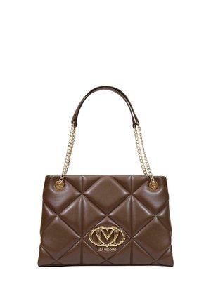 Brun quiltet læderhåndtaske med guldkæde stropper og et guldemblem med teksten "Love Moschino" på frontens midte.