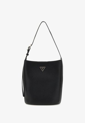 Borsa a tracolla in pelle nera con tracolla regolabile e targhetta triangolare con logo Guess al centro del pannello frontale.