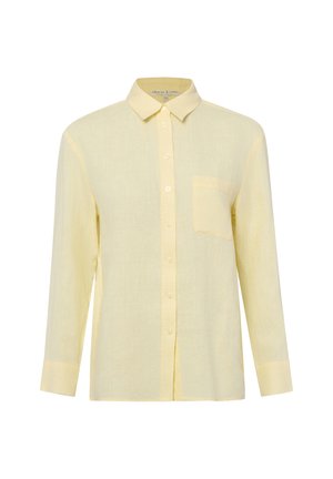 Jasnożółta koszula z długim rękawem na guziki, z kołnierzykiem i jedną kieszonką na piersi, przedstawiona na białym tle.