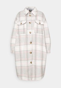 Langternet tartanfrakke i blød gr�å, hvid og pink med store brune knapper og to forlommer, liggende fladt på hvid baggrund.