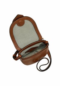 Sac en cuir brun à porter en bandoulière, avec une finition texturée, de forme circulaire, un rabat supérieur, une doublure en tissu et une sangle réglable. Il dispose d'une petite poche intérieure.