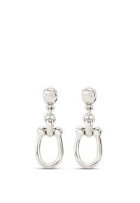 Orecchini a goccia in argento con un chiodino sferico lucido e un design a cerchio intrecciato, caratterizzati da una superficie liscia e riflettente.