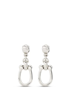 Pendientes de gota de plata con un estudio esférico pulido y un diseño de lazo entrelazado, con una textura suave y una superficie reflectante.