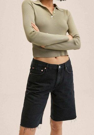 Shorts en denim sombre avec des ourlets effilochés, associés à un haut à manches longues en jersey vert olive clair, doté d'un col et de détails boutons.