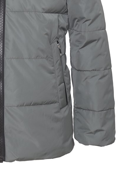 Giacca a vento grigia con colletto alto, texture trapuntata e dettagli con zip nera. Presenta due tasche laterali con chiusura a zip.