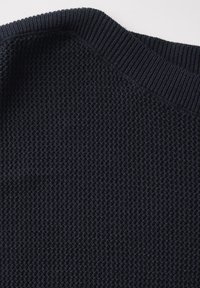 Mörkblå stickad tröja med ett texturerat mönster och ribbad halslinning. Materialet verkar mjukt med en strukturerad design.