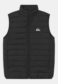 Gilet imbottito nero con colletto alto, zip frontale e una piccola patch con logo sul petto. Tessuto liscio con design a pannelli trapuntati.