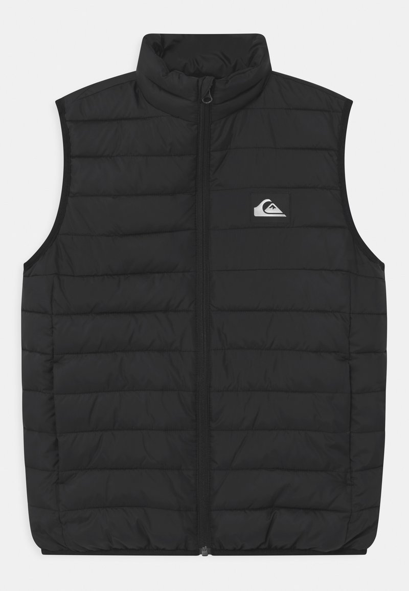 Gilet imbottito nero con colletto alto, zip frontale e una piccola patch con logo sul petto. Tessuto liscio con design a pannelli trapuntati.