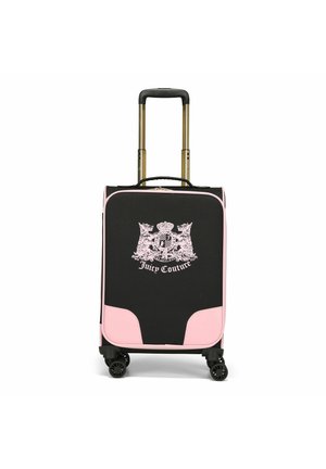 Schwarzer Koffer mit pinken Akzenten, ausgestattet mit einem Kronen-Logo und dem Text "Juicy Couture", vier Rädern, einem ausziehbaren Griff und einer strukturierten Oberfläche.