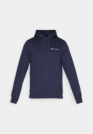 Temno modra kapuca s puloverjem, izdelana iz mehkega materiala, z sprednjim žepom in vezenim logotipom Champion na prsih in rokavu.