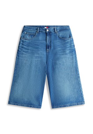 Shorts en denim bleu jusqu'au genou avec poches avant, passants pour ceinture, fermeture éclair et bouton sur fond blanc.