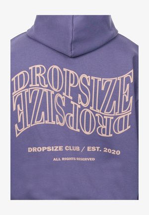 Paars hoodie met grote, ondersteboven tekst in beige: "DROPSIZE," met daaronder "DROPSIZE CLUB / EST. 2020." Zacht stofgevoel, standaard pasvorm.