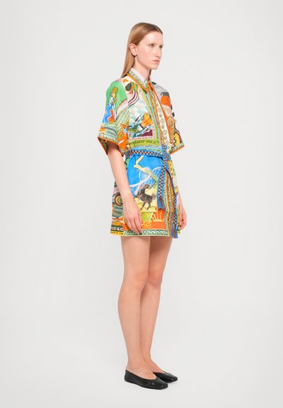 Abito corto in stile kimono colorato con motivi intricati, cintura da annodare in vita e maniche ampie. Realizzato in tessuto leggero.