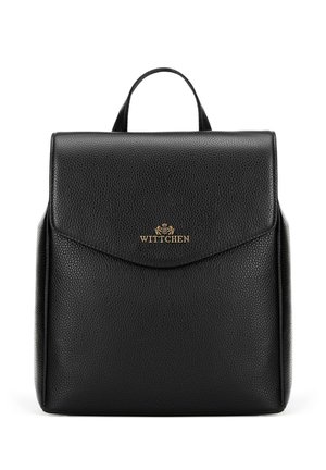 Černý kožený batoh s texturovaným povrchem, horním uchem a magnetickým klopou. Na přední straně se nachází zlaté logo umístěné ve středu.