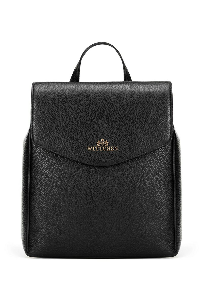 Sac à dos en cuir noir avec une surface texturée, une poignée supérieure et un rabat magnétique. Présente un logo doré centré à l'avant.