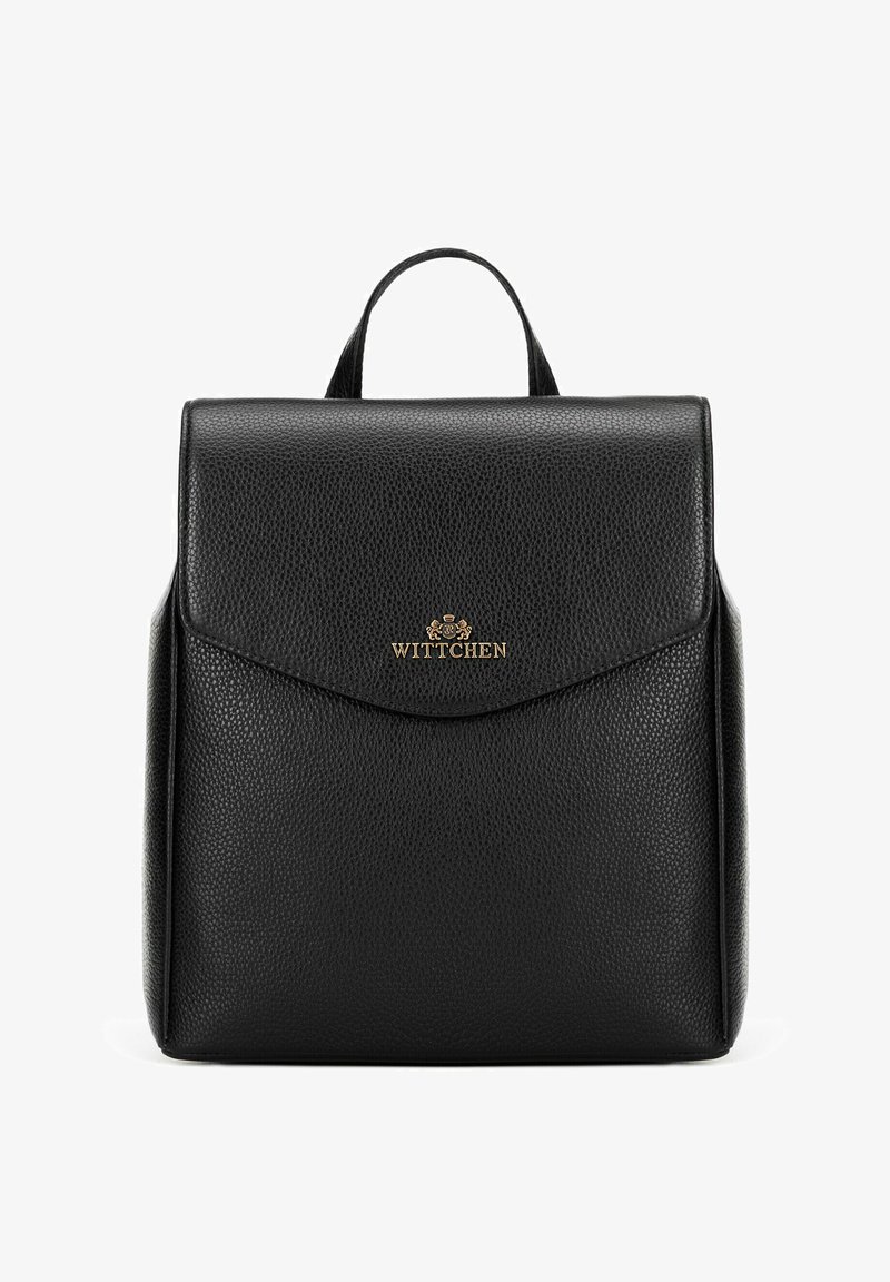 Sac à dos en cuir noir avec une surface texturée, une poignée supérieure et un rabat magnétique. Présente un logo doré centré à l'avant.