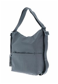 Sac à épaule gris texturé avec une bandoulière réglable, une poche avant et une fermeture à glissière. Présente un logo subtil et un design moderne.