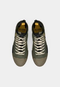 Πράσινα αθλητικά παπούτσια από ύφασμα με μπεζ ελαστικές σόλες, εκρού κορδόνια και κίτρινες λεπτομέρειες. Διαθέτουν επένδυση στον γιακά και ετικέτες με το λογότυπο στη γλώσσα.