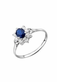 Anello in zaffiro con una pietra centrale ovale blu circondata da gemme trasparenti rotonde, incastonato in un elegante band in argento lucido con dettagli delicati.