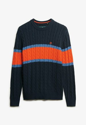 Suéter de punto trenzado en color marino con una franja horizontal en naranja y azul en el pecho. Cuello redondo estándar y puños y dobladillo acanalados.