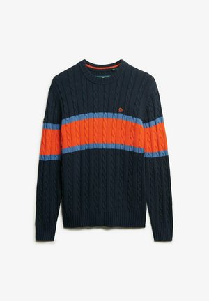 Marineblauwe kabelgebreide trui met een oranje en blauwe horizontale streep over de borst. Standaard ronde hals en ribgebreide manchetten en zoom.