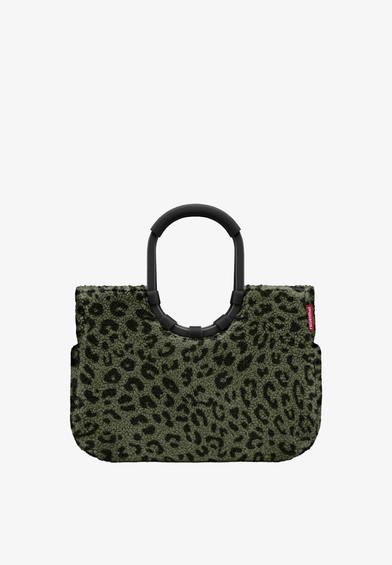 Bolso de mano verde oliva con estampado de leopardo negro, hecho de material de felpa suave, con un asa redonda negra y un acento de logo en el lateral.