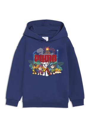Marineblaue Kapuzenjacke mit Paw Patrol Figuren und rotem PUMA-Logo unter einer Vulkan- und Dinosauriersilhouette.