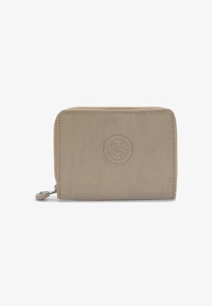 Cartera beige con cremallera que rodea, con parche de logo circular en el frente y pestaña de tela en la cremallera.