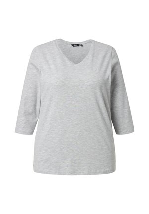 Maglietta grigia a maniche lunghe con scollo a V, realizzata in tessuto morbido, presenta un delicato dettaglio a forma di cuore sul petto e una vestibilità comoda.