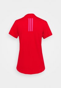 Camiseta deportiva roja hecha de un tejido ligero. Presenta mangas cortas, un cuello redondeado y tres rayas verticales rosas en la espalda.