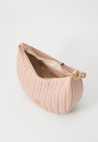 Ροζ τσάντα ώμου με υφή, πλεγμένο σχέδιο, χρυσές μεταλλικές λεπτομέρειες και κλείσιμο με φερμουάρ. Εσωτερικά είναι επενδυμένη με ανοιχτό μπεζ ύφασμα.