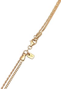 Collana in oro con catena che presenta anelli intrecciati e lisci, dotata di chiusura a gancio e di un piccolo tag contrassegnato con "925" per il contenuto di argento.