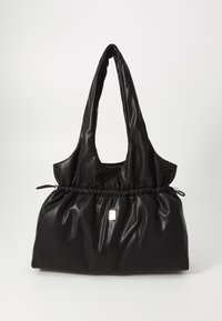 Zwarte neplederen tote bag met een geraffineerd ontwerp, dubbele handvatten en een kleine metalen vierkante accent aan de voorkant. Gladde textuur.