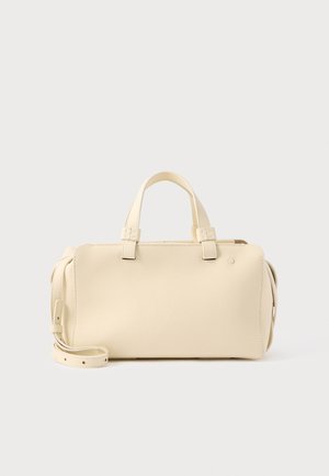 Kremno obarvana pravokotna torbica z dvema ročajema in odstranljivim ramenskim trakom na svetlem ozadju.