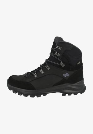 Zwarte wandelschoenen van een combinatie van glad synthetisch materiaal en suède. Voorzien van een robuust vetsysteem en een gestructureerde rubberen zool voor grip.