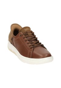 Braune Leder-Sneaker mit glatter Oberfläche, runder Zehenpartie, weißer Sohle und kontrastierendem, gepolstertem Kragen in Beige. Verfügt über ein Schnürdesign und detaillierte Nähte.