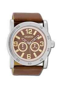 Montre avec bracelet en cuir marron, boîtier en acier inoxydable argenté, cadran marron, grands index jaunes et deux sous-cadrans pour les fonctions de chronographe.
